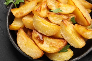 Koyu masada maydanozlu, lezzetli patatesler.