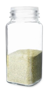 Cam kavanozdaki kuru fesleğen tozu beyaza izole edilmiş. Aromatik baharat