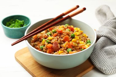 Lezzetli pilav beyaz masada, yakın plan.