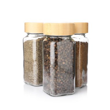 Beyaz kavanozlardaki farklı aromatik baharatlar.