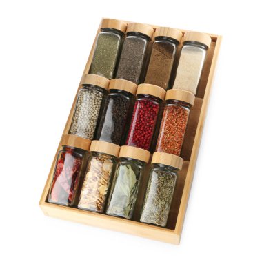 Cam kavanozlardaki farklı aromatik baharatlar beyaza izole edilmiş, manzaranın üstünde.