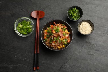 Gri desenli masada servis edilen tabakta leziz kızarmış pirinç.