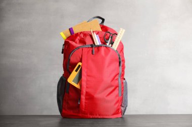 Kırmızıda kırtasiye malzemesi olan kırmızı sırt çantası