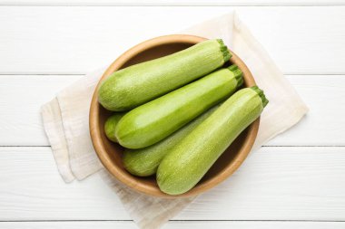 Beyaz ahşap masada taze olgun kabaklar, üst manzara.