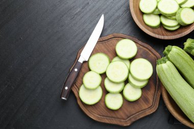 Taze olgun kabaklar, siyah desenli masa üzerinde bıçak, düz uzanmış. Metin için boşluk