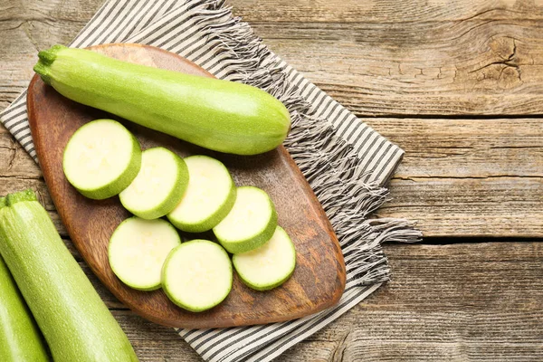 Tahta masada taze olgun kabaklar, düz bir şekilde yatıyordu. Metin için boşluk