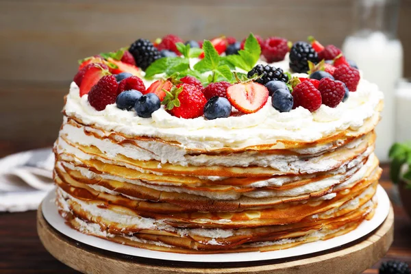 Lezzetli krep, taze böğürtlenli, yakın plan.