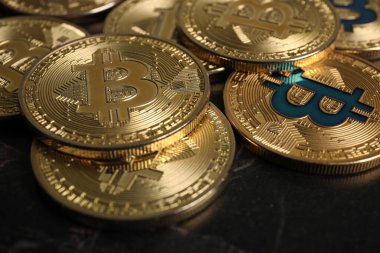 Kripto para birimi. Bitcoins siyah tablo, yakın görünüm