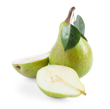 Tam ve olgun armutlar, yeşil yapraklarla bembeyaz.