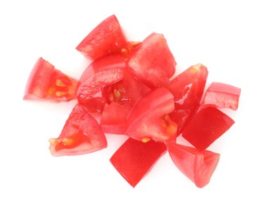 Olgun kırmızı domates parçaları beyaza izole edilmiş.