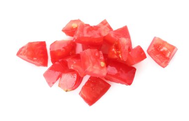 Olgun kırmızı domates parçaları beyaza izole edilmiş.