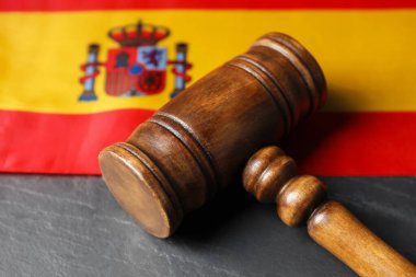 Yargıç tokmağı ve İspanya bayrağı siyah masada, yakın plan.