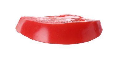 Olgun kırmızı domates parçası beyaza izole edilmiş.