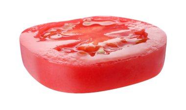 Olgun kırmızı domates parçası beyaza izole edilmiş.