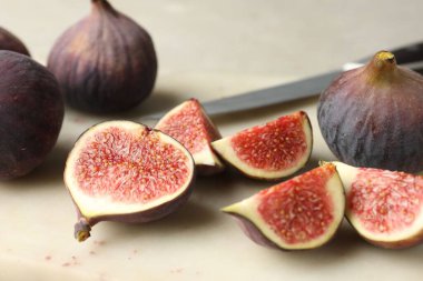 Işık masasındaki incirlerin tamamını kes ve kapat.