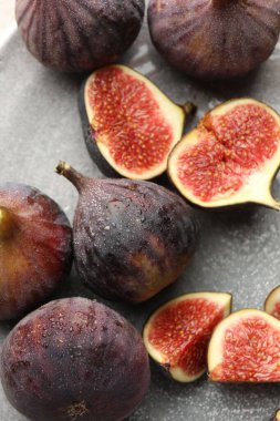 Gri masa üzerinde tüm incirleri kes, düz uzan