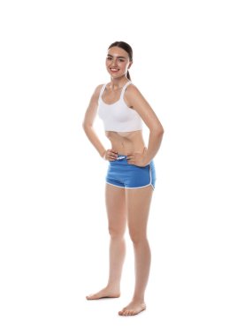 Beyaz arka planda karın vakumu egzersizi yapan mutlu kadın.