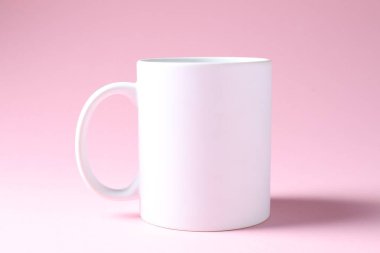 Terfi ettim. Pembe arka planda beyaz bir kupa. Tasarım için model
