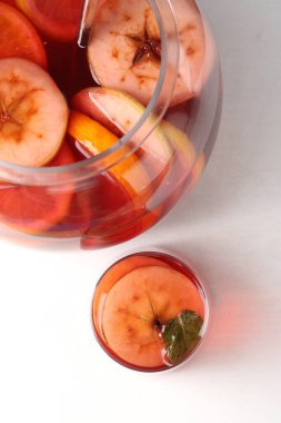 Beyaz masada lezzetli meyveli punç, üst manzara. Tazeleyici içecek.