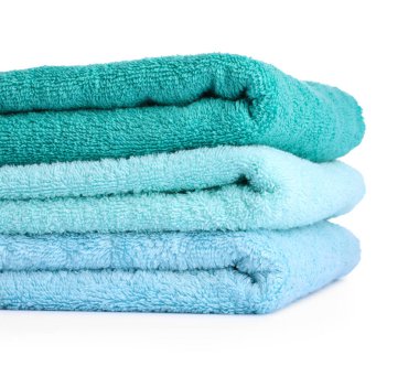 Beyaz üzerine izole edilmiş renkli havlu yığını.