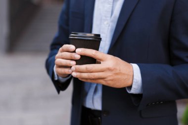 Paket kahve. Açık havada kağıt bardak içen adam, yakın plan. Metin için boşluk