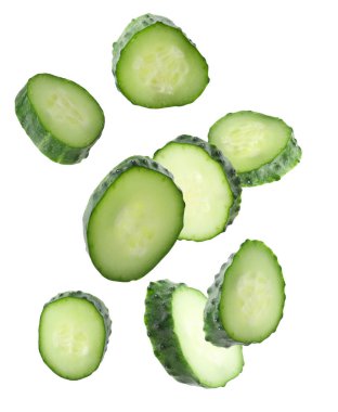 Beyaz arka plana düşen taze salatalık parçaları.