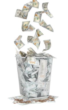 Para beyaz arkaplana karşı çöp kutusuna dökülüyor