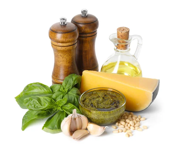 Kâsede taze pesto sosu ve beyaza izole edilmiş malzemeler.