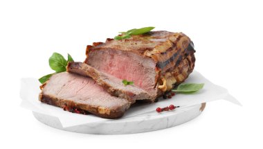 Lezzetli pişmiş et ve beyaz üzerine izole edilmiş baharatlar.