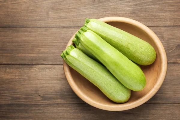 Ahşap masada taze olgun kabaklar, üst manzara. Metin için boşluk