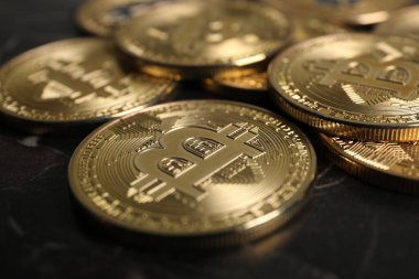 Kripto para birimi. Bitcoins siyah tablo, yakın görünüm