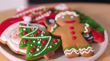 Aziz Niklas Günü geleneği. Kapalı alandaki ahşap masada zencefilli kurabiye ve bir fincan kakao, yakın plan. Kamera sağa hareket ediyor