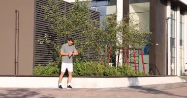 Adam dışarıda koşarken spor takip cihazını kontrol ediyor