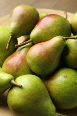 Pek çok taze armut tabakta, yakından.