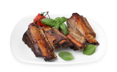 Kızarmış sığır pirzolası, domates ve fesleğen.