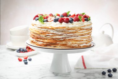 Lezzetli krep, beyaz mermer masada taze böğürtlenli.