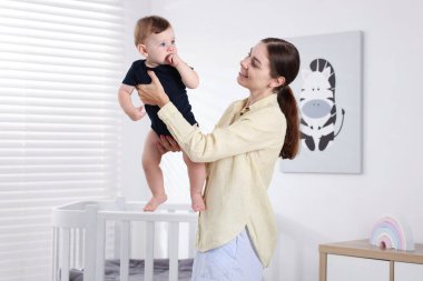 Onun şirin bebek evde annesiyle