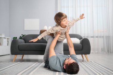 Baba ve oğul evde eğleniyor.