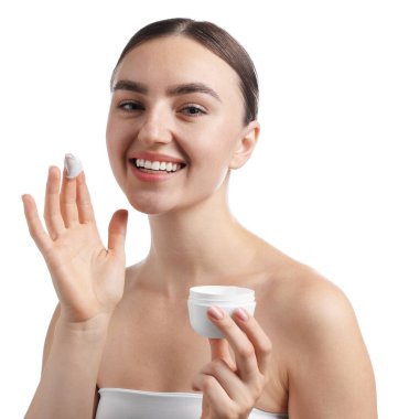 Beyaz arka planda yüz kremi kavanozu olan güzel bir kadın.