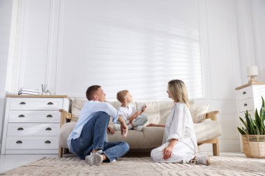 Aile evdeki klimayı uzaktan kumandayla kontrol ediyor.