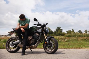 Modern motosikletli yakışıklı bir genç adam. Metin için boşluk