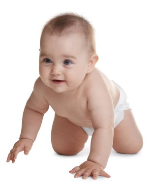 Beyaz arka planda bebek bezi takmış şirin bir bebek.