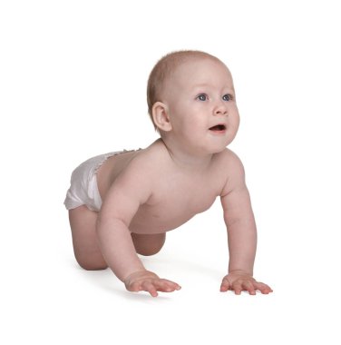 Beyaz arka planda bebek bezi takmış şirin bir bebek.