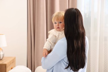 Annesiyle birlikte güzel bir bebek, arka manzara. Metin için boşluk