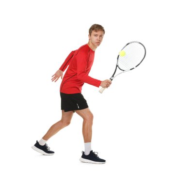 Raketli bir adam beyaz arka planda tenis oynuyor.