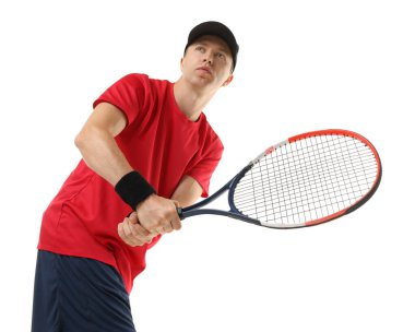 Beyaz arka planda tenis raketi olan adam, düşük açılı görüş.