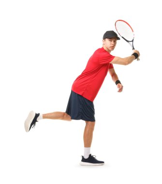 Beyaz arka planda tenis raketi olan bir adam.