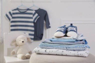 Temiz bebek kıyafetleri ve ayakkabılar içeride pouf 'ta