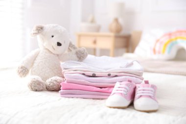 Temiz bebek kıyafetleri, ayakkabılar ve aksesuarlar kapalı yatak örtüleri, yakın çekim