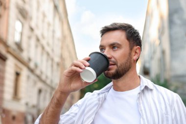 Paket kahve. Açık havada kağıt bardak içen adam, mesaj için yer var.